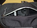 THINK TANK PHOTO - SPEED DEMON CPS EDITION\n\nFoto von Jrg Langer\n\nKommentar des Nutzers:\n\nDie Speed Demon ist m.W. die kleinste Think Tank Hfttasche. Hier passt bequem eine DSLR ohne Batteriegriff mit angesetztem Objektiv (in unserem Fall ein 35 1,4) hinein und ein weiteres Objektiv nebendran (in unserem Falle ein 135 2.0). Des weiteren kann ich zustzlich ein kleines Blitzgert verstauen (in unserem Falle ein Canon 220EX).\n\nEinen Regenschutz gibt es zudem. Die Fronttasche ist recht gerumig und beherbergt bequem ein Speichercard-Case, Ersatzakkus und ein Handy oder Ipod.\n\nDer Hftgurt ist im Vergleich zu den von Lowepro und Co hier sehr weit und auch fr XXL Menschen geeignet.\n\nDer Deckel wird vom Krper weg geffnet und dadurch nicht im Weg beim Zugriff auf den Tascheninhalt.
