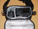 THINK TANK PHOTO - SPEED DEMON CPS EDITION\n\nFoto von Jrg Langer\n\nKommentar des Nutzers:\n\nDie Speed Demon ist m.W. die kleinste Think Tank Hfttasche. Hier passt bequem eine DSLR ohne Batteriegriff mit angesetztem Objektiv (in unserem Fall ein 35 1,4) hinein und ein weiteres Objektiv nebendran (in unserem Falle ein 135 2.0). Des weiteren kann ich zustzlich ein kleines Blitzgert verstauen (in unserem Falle ein Canon 220EX).\n\nEinen Regenschutz gibt es zudem. Die Fronttasche ist recht gerumig und beherbergt bequem ein Speichercard-Case, Ersatzakkus und ein Handy oder Ipod.\n\nDer Hftgurt ist im Vergleich zu den von Lowepro und Co hier sehr weit und auch fr XXL Menschen geeignet.\n\nDer Deckel wird vom Krper weg geffnet und dadurch nicht im Weg beim Zugriff auf den Tascheninhalt.
