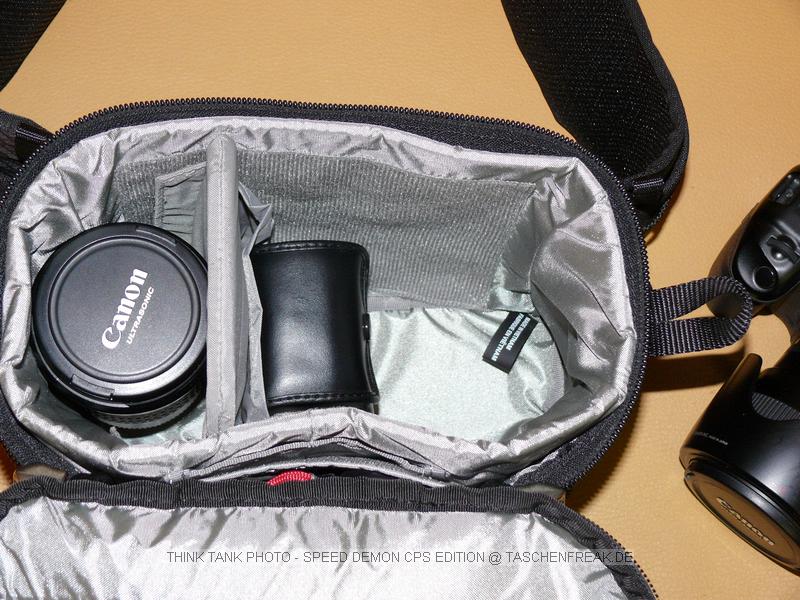 THINK TANK PHOTO - SPEED DEMON CPS EDITION\n\nFoto von Jörg Langer\n\nKommentar des Nutzers:\n\nDie Speed Demon ist m.W. die kleinste Think Tank Hüfttasche. Hier passt bequem eine DSLR ohne Batteriegriff mit angesetztem Objektiv (in unserem Fall ein 35 1,4) hinein und ein weiteres Objektiv nebendran (in unserem Falle ein 135 2.0). Des weiteren kann ich zusätzlich ein kleines Blitzgerät verstauen (in unserem Falle ein Canon 220EX).\n\nEinen Regenschutz gibt es zudem. Die Fronttasche ist recht geräumig und beherbergt bequem ein Speichercard-Case, Ersatzakkus und ein Handy oder Ipod.\n\nDer Hüftgurt ist im Vergleich zu den von Lowepro und Co hier sehr weit und auch für XXL Menschen geeignet.\n\nDer Deckel wird vom Körper weg geöffnet und dadurch nicht im Weg beim Zugriff auf den Tascheninhalt.