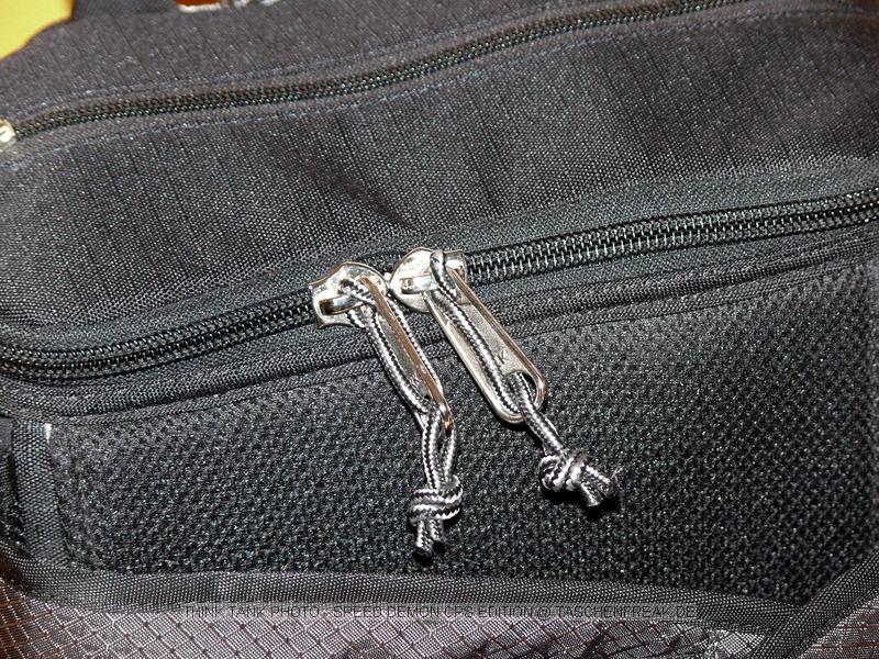 THINK TANK PHOTO - SPEED DEMON CPS EDITION\n\nFoto von J�rg Langer\n\nKommentar des Nutzers:\n\nDie Speed Demon ist m.W. die kleinste Think Tank H�fttasche. Hier passt bequem eine DSLR ohne Batteriegriff mit angesetztem Objektiv (in unserem Fall ein 35 1,4) hinein und ein weiteres Objektiv nebendran (in unserem Falle ein 135 2.0). Des weiteren kann ich zus�tzlich ein kleines Blitzger�t verstauen (in unserem Falle ein Canon 220EX).\n\nEinen Regenschutz gibt es zudem. Die Fronttasche ist recht ger�umig und beherbergt bequem ein Speichercard-Case, Ersatzakkus und ein Handy oder Ipod.\n\nDer H�ftgurt ist im Vergleich zu den von Lowepro und Co hier sehr weit und auch f�r XXL Menschen geeignet.\n\nDer Deckel wird vom K�rper weg ge�ffnet und dadurch nicht im Weg beim Zugriff auf den Tascheninhalt.