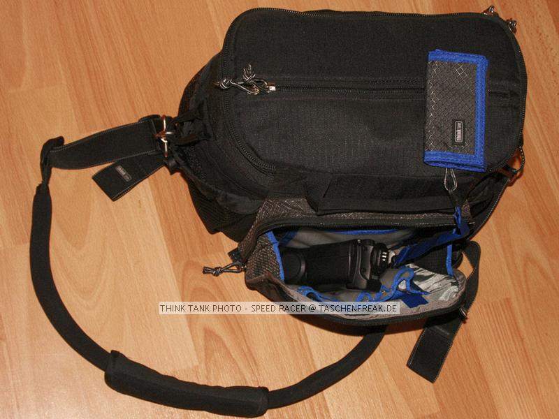 THINK TANK PHOTO - SPEED RACER\n\nFoto von Thomas Brocher - VIELEN DANK!\n\nKommentar des Nutzers:\n\nDer SpeedRacer ist so ziemlich die einzige Toploader-Tasche fr mehr als nur die Kamera mit 1 Objektiv. Bei mir passt hinein rechts ein 10-22, links ein 24-105, in die Mitte ein an die 1D angesetztes 100-400. Vorne in die Fronttasche geht problemlos mein 430EX Blitz hinein. Durch einen Reiverschluss im Deckel kann man schon mal auf Kleinigkeiten zugreifen ohne den ganzen Deckel ffnen zu mssen.\nFr den Transport bei Wanderungen oder Fahrradtouren kann ein dnner aber breiter Beckengurt aus der Rckwand seitlich gezogen werden. Im Gegensatz zu anderen Beckengurten kann dieser wirklich so vertaut werden, dass er kaum auffllt und die Tasche dann nur noch nach Tasche "ohne das Gebummels" aussieht.\nDer Tragegurt ist sehr gut gepolstert, die sen sind aus Metall. berhaupt ist die Tasche sehr hochwertig verarbeitet, was sich allerdings auch im Preis von 160,-  bei IsarFoto niederschlgt.