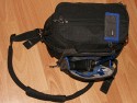 THINK TANK PHOTO - SPEED RACER\n\nFoto von Thomas Brocher - VIELEN DANK!\n\nKommentar des Nutzers:\n\nDer SpeedRacer ist so ziemlich die einzige Toploader-Tasche fr mehr als nur die Kamera mit 1 Objektiv. Bei mir passt hinein rechts ein 10-22, links ein 24-105, in die Mitte ein an die 1D angesetztes 100-400. Vorne in die Fronttasche geht problemlos mein 430EX Blitz hinein. Durch einen Reiverschluss im Deckel kann man schon mal auf Kleinigkeiten zugreifen ohne den ganzen Deckel ffnen zu mssen.\nFr den Transport bei Wanderungen oder Fahrradtouren kann ein dnner aber breiter Beckengurt aus der Rckwand seitlich gezogen werden. Im Gegensatz zu anderen Beckengurten kann dieser wirklich so vertaut werden, dass er kaum auffllt und die Tasche dann nur noch nach Tasche "ohne das Gebummels" aussieht.\nDer Tragegurt ist sehr gut gepolstert, die sen sind aus Metall. berhaupt ist die Tasche sehr hochwertig verarbeitet, was sich allerdings auch im Preis von 160,-  bei IsarFoto niederschlgt.