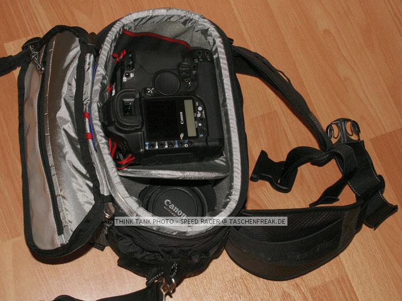 THINK TANK PHOTO - SPEED RACER\n\nFoto von Thomas Brocher - VIELEN DANK!\n\nKommentar des Nutzers:\n\nDer SpeedRacer ist so ziemlich die einzige Toploader-Tasche fr mehr als nur die Kamera mit 1 Objektiv. Bei mir passt hinein rechts ein 10-22, links ein 24-105, in die Mitte ein an die 1D angesetztes 100-400. Vorne in die Fronttasche geht problemlos mein 430EX Blitz hinein. Durch einen Reiverschluss im Deckel kann man schon mal auf Kleinigkeiten zugreifen ohne den ganzen Deckel ffnen zu mssen.\nFr den Transport bei Wanderungen oder Fahrradtouren kann ein dnner aber breiter Beckengurt aus der Rckwand seitlich gezogen werden. Im Gegensatz zu anderen Beckengurten kann dieser wirklich so vertaut werden, dass er kaum auffllt und die Tasche dann nur noch nach Tasche "ohne das Gebummels" aussieht.\nDer Tragegurt ist sehr gut gepolstert, die sen sind aus Metall. berhaupt ist die Tasche sehr hochwertig verarbeitet, was sich allerdings auch im Preis von 160,-  bei IsarFoto niederschlgt.