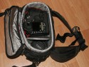 THINK TANK PHOTO - SPEED RACER\n\nFoto von Thomas Brocher - VIELEN DANK!\n\nKommentar des Nutzers:\n\nDer SpeedRacer ist so ziemlich die einzige Toploader-Tasche fr mehr als nur die Kamera mit 1 Objektiv. Bei mir passt hinein rechts ein 10-22, links ein 24-105, in die Mitte ein an die 1D angesetztes 100-400. Vorne in die Fronttasche geht problemlos mein 430EX Blitz hinein. Durch einen Reiverschluss im Deckel kann man schon mal auf Kleinigkeiten zugreifen ohne den ganzen Deckel ffnen zu mssen.\nFr den Transport bei Wanderungen oder Fahrradtouren kann ein dnner aber breiter Beckengurt aus der Rckwand seitlich gezogen werden. Im Gegensatz zu anderen Beckengurten kann dieser wirklich so vertaut werden, dass er kaum auffllt und die Tasche dann nur noch nach Tasche "ohne das Gebummels" aussieht.\nDer Tragegurt ist sehr gut gepolstert, die sen sind aus Metall. berhaupt ist die Tasche sehr hochwertig verarbeitet, was sich allerdings auch im Preis von 160,-  bei IsarFoto niederschlgt.