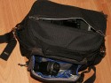 THINK TANK PHOTO - SPEED RACER\n\nFoto von Thomas Brocher - VIELEN DANK!\n\nKommentar des Nutzers:\n\nDer SpeedRacer ist so ziemlich die einzige Toploader-Tasche fr mehr als nur die Kamera mit 1 Objektiv. Bei mir passt hinein rechts ein 10-22, links ein 24-105, in die Mitte ein an die 1D angesetztes 100-400. Vorne in die Fronttasche geht problemlos mein 430EX Blitz hinein. Durch einen Reiverschluss im Deckel kann man schon mal auf Kleinigkeiten zugreifen ohne den ganzen Deckel ffnen zu mssen.\nFr den Transport bei Wanderungen oder Fahrradtouren kann ein dnner aber breiter Beckengurt aus der Rckwand seitlich gezogen werden. Im Gegensatz zu anderen Beckengurten kann dieser wirklich so vertaut werden, dass er kaum auffllt und die Tasche dann nur noch nach Tasche "ohne das Gebummels" aussieht.\nDer Tragegurt ist sehr gut gepolstert, die sen sind aus Metall. berhaupt ist die Tasche sehr hochwertig verarbeitet, was sich allerdings auch im Preis von 160,-  bei IsarFoto niederschlgt.