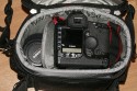 THINK TANK PHOTO - SPEED RACER\n\nFoto von Thomas Brocher - VIELEN DANK!\n\nKommentar des Nutzers:\n\nDer SpeedRacer ist so ziemlich die einzige Toploader-Tasche fr mehr als nur die Kamera mit 1 Objektiv. Bei mir passt hinein rechts ein 10-22, links ein 24-105, in die Mitte ein an die 1D angesetztes 100-400. Vorne in die Fronttasche geht problemlos mein 430EX Blitz hinein. Durch einen Reiverschluss im Deckel kann man schon mal auf Kleinigkeiten zugreifen ohne den ganzen Deckel ffnen zu mssen.\nFr den Transport bei Wanderungen oder Fahrradtouren kann ein dnner aber breiter Beckengurt aus der Rckwand seitlich gezogen werden. Im Gegensatz zu anderen Beckengurten kann dieser wirklich so vertaut werden, dass er kaum auffllt und die Tasche dann nur noch nach Tasche "ohne das Gebummels" aussieht.\nDer Tragegurt ist sehr gut gepolstert, die sen sind aus Metall. berhaupt ist die Tasche sehr hochwertig verarbeitet, was sich allerdings auch im Preis von 160,-  bei IsarFoto niederschlgt.