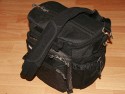 THINK TANK PHOTO - SPEED RACER\n\nFoto von Thomas Brocher - VIELEN DANK!\n\nKommentar des Nutzers:\n\nDer SpeedRacer ist so ziemlich die einzige Toploader-Tasche fr mehr als nur die Kamera mit 1 Objektiv. Bei mir passt hinein rechts ein 10-22, links ein 24-105, in die Mitte ein an die 1D angesetztes 100-400. Vorne in die Fronttasche geht problemlos mein 430EX Blitz hinein. Durch einen Reiverschluss im Deckel kann man schon mal auf Kleinigkeiten zugreifen ohne den ganzen Deckel ffnen zu mssen.\nFr den Transport bei Wanderungen oder Fahrradtouren kann ein dnner aber breiter Beckengurt aus der Rckwand seitlich gezogen werden. Im Gegensatz zu anderen Beckengurten kann dieser wirklich so vertaut werden, dass er kaum auffllt und die Tasche dann nur noch nach Tasche "ohne das Gebummels" aussieht.\nDer Tragegurt ist sehr gut gepolstert, die sen sind aus Metall. berhaupt ist die Tasche sehr hochwertig verarbeitet, was sich allerdings auch im Preis von 160,-  bei IsarFoto niederschlgt.