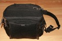 THINK TANK PHOTO - SPEED RACER\n\nFoto von Thomas Brocher - VIELEN DANK!\n\nKommentar des Nutzers:\n\nDer SpeedRacer ist so ziemlich die einzige Toploader-Tasche fr mehr als nur die Kamera mit 1 Objektiv. Bei mir passt hinein rechts ein 10-22, links ein 24-105, in die Mitte ein an die 1D angesetztes 100-400. Vorne in die Fronttasche geht problemlos mein 430EX Blitz hinein. Durch einen Reiverschluss im Deckel kann man schon mal auf Kleinigkeiten zugreifen ohne den ganzen Deckel ffnen zu mssen.\nFr den Transport bei Wanderungen oder Fahrradtouren kann ein dnner aber breiter Beckengurt aus der Rckwand seitlich gezogen werden. Im Gegensatz zu anderen Beckengurten kann dieser wirklich so vertaut werden, dass er kaum auffllt und die Tasche dann nur noch nach Tasche "ohne das Gebummels" aussieht.\nDer Tragegurt ist sehr gut gepolstert, die sen sind aus Metall. berhaupt ist die Tasche sehr hochwertig verarbeitet, was sich allerdings auch im Preis von 160,-  bei IsarFoto niederschlgt.
