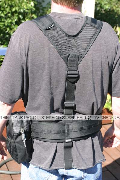 THINK TANK PHOTO - STEREOID SPEED BELT\n\nFOTO VON ISARFOTO & THINK TANK PHOTO - VIELEN DANK!\n\nKommentar des Herstellers:\n\nSteroid Speed Belt\n\nThis fully padded 3.5" waist belt allows you to Rotate or Lock Modulus System components for even weight distribution HALF WAY around the belt on special rails. Especially designed for use with lots of gear and the Pixel Racing Harness (sold separately).\n\nFeatures:\nCurved padded waistbelt with extra support.\nEVA padding for comfort.\nBelt can be fixed in one position.\nPixel Racing Harness can be attached.\nModulus components can Rotate or Lock on the Pro Speed Belt.