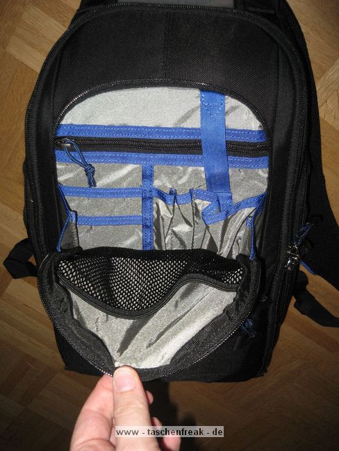 THINK TANK PHOTO - STREETWALKER\n\nFotos und Text von Michael Stumpf - VIELEN DANK!\n\nKommentar:\n\nIch suchte bewusst eine kleine Tasche, in die wirklich nur ein kleines Equipment fr unterwegs (Reisen und so) passt, ohne einen riesigen Rucksack schleppen zu mssen.\n \nDer StreetWalker ist von der Verarbeitung wirklich klasse (wie von ThinkTank gewohnt). Definitiv eine Kaufempfehlung von meiner Seite!\n \nIch habe in der Tasche drin:\n \n5D Mark II\n24-70/2.8 (angesetzt)\n70-200/2.8 IS\n580EX II\n85/1.8\n50/1.8\n1,4x TK\nFernauslser, Filter, sonstiger Kleinkram\n \nStatt den beiden kleinen Optiken sollte z.B. auch ein 16-35/2.8 noch gut rein passen.\n \nBeste Gre\nMichael