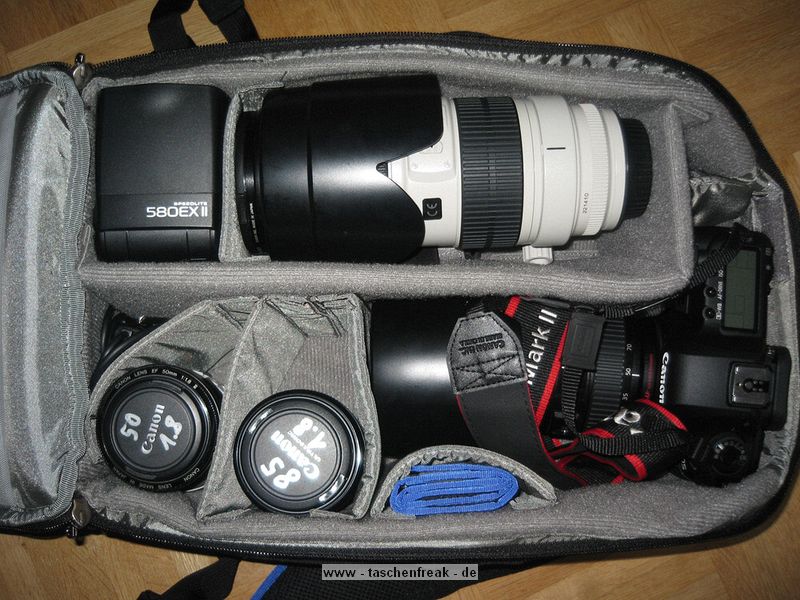 THINK TANK PHOTO - STREETWALKER\n\nFotos und Text von Michael Stumpf - VIELEN DANK!\n\nKommentar:\n\nIch suchte bewusst eine kleine Tasche, in die wirklich nur ein kleines Equipment für unterwegs (Reisen und so) passt, ohne einen riesigen Rucksack schleppen zu müssen.\n \nDer StreetWalker ist von der Verarbeitung wirklich klasse (wie von ThinkTank gewohnt). Definitiv eine Kaufempfehlung von meiner Seite!\n \nIch habe in der Tasche drin:\n \n5D Mark II\n24-70/2.8 (angesetzt)\n70-200/2.8 IS\n580EX II\n85/1.8\n50/1.8\n1,4x TK\nFernauslöser, Filter, sonstiger Kleinkram…\n \nStatt den beiden kleinen Optiken sollte z.B. auch ein 16-35/2.8 noch gut rein passen.\n \nBeste Grüße\nMichael