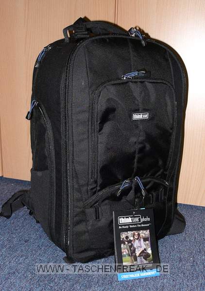 THINK TANK PHOTO - STREET WALKER HARDDRIVE\n\nFoto und Text von J�rg Langer - www.taschenfreak.de\n\nKommentar:\n\nHallo Zusammen,\n\nder neue StreetWalker Hard Drive von den Taschenmachern aus USA ist mein neuer Begleiter geworden. Schon nach wenigen Tagen habe ich Ihn fest in mein gro�es Taschenherz geschlossen :-).\n\nEr l�ste bei uns den Lowepro Mini Trekker AW und Lowepro CompuTrekker AW ab.\n\nEr ist in Etwa vergleichweise grpo� in den Au�enma�en - nur etwas tifer - aber innen ein wahres Packwunder. Auch das Tragegestelle ist deutlich besser als bei den beiden anderen genannten.\n\nWir verstauen darin zwei komplette DSLRs mit gro�en Objektiven und alles was an Zubeh�r so "mit muss". Auch die Stativhalterung ist sehr gelungen und in der Praxis super einsetzbar und das egal ob man ein kleines Reisestativ wie das Travel Angel aus dem Hause benro einsetzt oder ein gr��eres und l�ngeres wie in unserem Falle das Quadro Pod aus dem Hause Novoflex.\n\nIch denke die Bilder zeigen gut die Vielfalt und die Nutzbarkeit dieses Begleiters.\n\nIn wenigen Wochen werde ich diesen Im Flieger nach Dubai testen und sicher einen intensiveren Eindruck vermitteln k�nnen.\n\nBis dahin - erstmal Pr�dikat "Taschenfreak empfiehlt als einen der f�nf besten Taschen"!\n\nEuer J�rg