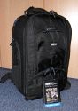 THINK TANK PHOTO - STREET WALKER HARDDRIVE\n\nFoto und Text von Jrg Langer - www.taschenfreak.de\n\nKommentar:\n\nHallo Zusammen,\n\nder neue StreetWalker Hard Drive von den Taschenmachern aus USA ist mein neuer Begleiter geworden. Schon nach wenigen Tagen habe ich Ihn fest in mein groes Taschenherz geschlossen :-).\n\nEr lste bei uns den Lowepro Mini Trekker AW und Lowepro CompuTrekker AW ab.\n\nEr ist in Etwa vergleichweise grpo in den Auenmaen - nur etwas tifer - aber innen ein wahres Packwunder. Auch das Tragegestelle ist deutlich besser als bei den beiden anderen genannten.\n\nWir verstauen darin zwei komplette DSLRs mit groen Objektiven und alles was an Zubehr so "mit muss". Auch die Stativhalterung ist sehr gelungen und in der Praxis super einsetzbar und das egal ob man ein kleines Reisestativ wie das Travel Angel aus dem Hause benro einsetzt oder ein greres und lngeres wie in unserem Falle das Quadro Pod aus dem Hause Novoflex.\n\nIch denke die Bilder zeigen gut die Vielfalt und die Nutzbarkeit dieses Begleiters.\n\nIn wenigen Wochen werde ich diesen Im Flieger nach Dubai testen und sicher einen intensiveren Eindruck vermitteln knnen.\n\nBis dahin - erstmal Prdikat "Taschenfreak empfiehlt als einen der fnf besten Taschen"!\n\nEuer Jrg