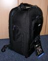 THINK TANK PHOTO - STREET WALKER HARDDRIVE\n\nFoto und Text von Jrg Langer - www.taschenfreak.de\n\nKommentar:\n\nHallo Zusammen,\n\nder neue StreetWalker Hard Drive von den Taschenmachern aus USA ist mein neuer Begleiter geworden. Schon nach wenigen Tagen habe ich Ihn fest in mein groes Taschenherz geschlossen :-).\n\nEr lste bei uns den Lowepro Mini Trekker AW und Lowepro CompuTrekker AW ab.\n\nEr ist in Etwa vergleichweise grpo in den Auenmaen - nur etwas tifer - aber innen ein wahres Packwunder. Auch das Tragegestelle ist deutlich besser als bei den beiden anderen genannten.\n\nWir verstauen darin zwei komplette DSLRs mit groen Objektiven und alles was an Zubehr so "mit muss". Auch die Stativhalterung ist sehr gelungen und in der Praxis super einsetzbar und das egal ob man ein kleines Reisestativ wie das Travel Angel aus dem Hause benro einsetzt oder ein greres und lngeres wie in unserem Falle das Quadro Pod aus dem Hause Novoflex.\n\nIch denke die Bilder zeigen gut die Vielfalt und die Nutzbarkeit dieses Begleiters.\n\nIn wenigen Wochen werde ich diesen Im Flieger nach Dubai testen und sicher einen intensiveren Eindruck vermitteln knnen.\n\nBis dahin - erstmal Prdikat "Taschenfreak empfiehlt als einen der fnf besten Taschen"!\n\nEuer Jrg