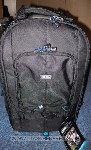 THINK TANK PHOTO - STREET WALKER HARDDRIVE\n\nFoto und Text von Jörg Langer - www.taschenfreak.de\n\nKommentar:\n\nHallo Zusammen,\n\nder neue StreetWalker Hard Drive von den Taschenmachern aus USA ist mein neuer Begleiter geworden. Schon nach wenigen Tagen habe ich Ihn fest in mein großes Taschenherz geschlossen :-).\n\nEr löste bei uns den Lowepro Mini Trekker AW und Lowepro CompuTrekker AW ab.\n\nEr ist in Etwa vergleichweise grpoß in den Außenmaßen - nur etwas tifer - aber innen ein wahres Packwunder. Auch das Tragegestelle ist deutlich besser als bei den beiden anderen genannten.\n\nWir verstauen darin zwei komplette DSLRs mit großen Objektiven und alles was an Zubehör so "mit muss". Auch die Stativhalterung ist sehr gelungen und in der Praxis super einsetzbar und das egal ob man ein kleines Reisestativ wie das Travel Angel aus dem Hause benro einsetzt oder ein größeres und längeres wie in unserem Falle das Quadro Pod aus dem Hause Novoflex.\n\nIch denke die Bilder zeigen gut die Vielfalt und die Nutzbarkeit dieses Begleiters.\n\nIn wenigen Wochen werde ich diesen Im Flieger nach Dubai testen und sicher einen intensiveren Eindruck vermitteln können.\n\nBis dahin - erstmal Prädikat "Taschenfreak empfiehlt als einen der fünf besten Taschen"!\n\nEuer Jörg