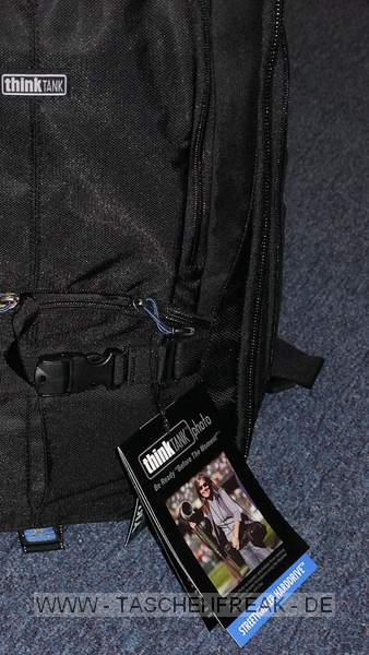 THINK TANK PHOTO - STREET WALKER HARDDRIVE\n\nFoto und Text von Jörg Langer - www.taschenfreak.de\n\nKommentar:\n\nHallo Zusammen,\n\nder neue StreetWalker Hard Drive von den Taschenmachern aus USA ist mein neuer Begleiter geworden. Schon nach wenigen Tagen habe ich Ihn fest in mein großes Taschenherz geschlossen :-).\n\nEr löste bei uns den Lowepro Mini Trekker AW und Lowepro CompuTrekker AW ab.\n\nEr ist in Etwa vergleichweise grpoß in den Außenmaßen - nur etwas tifer - aber innen ein wahres Packwunder. Auch das Tragegestelle ist deutlich besser als bei den beiden anderen genannten.\n\nWir verstauen darin zwei komplette DSLRs mit großen Objektiven und alles was an Zubehör so "mit muss". Auch die Stativhalterung ist sehr gelungen und in der Praxis super einsetzbar und das egal ob man ein kleines Reisestativ wie das Travel Angel aus dem Hause benro einsetzt oder ein größeres und längeres wie in unserem Falle das Quadro Pod aus dem Hause Novoflex.\n\nIch denke die Bilder zeigen gut die Vielfalt und die Nutzbarkeit dieses Begleiters.\n\nIn wenigen Wochen werde ich diesen Im Flieger nach Dubai testen und sicher einen intensiveren Eindruck vermitteln können.\n\nBis dahin - erstmal Prädikat "Taschenfreak empfiehlt als einen der fünf besten Taschen"!\n\nEuer Jörg