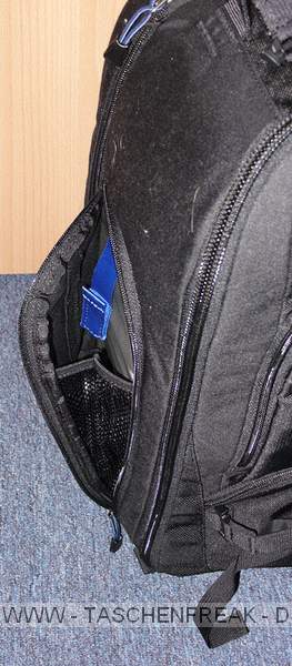THINK TANK PHOTO - STREET WALKER HARDDRIVE\n\nFoto und Text von Jrg Langer - www.taschenfreak.de\n\nKommentar:\n\nHallo Zusammen,\n\nder neue StreetWalker Hard Drive von den Taschenmachern aus USA ist mein neuer Begleiter geworden. Schon nach wenigen Tagen habe ich Ihn fest in mein groes Taschenherz geschlossen :-).\n\nEr lste bei uns den Lowepro Mini Trekker AW und Lowepro CompuTrekker AW ab.\n\nEr ist in Etwa vergleichweise grpo in den Auenmaen - nur etwas tifer - aber innen ein wahres Packwunder. Auch das Tragegestelle ist deutlich besser als bei den beiden anderen genannten.\n\nWir verstauen darin zwei komplette DSLRs mit groen Objektiven und alles was an Zubehr so "mit muss". Auch die Stativhalterung ist sehr gelungen und in der Praxis super einsetzbar und das egal ob man ein kleines Reisestativ wie das Travel Angel aus dem Hause benro einsetzt oder ein greres und lngeres wie in unserem Falle das Quadro Pod aus dem Hause Novoflex.\n\nIch denke die Bilder zeigen gut die Vielfalt und die Nutzbarkeit dieses Begleiters.\n\nIn wenigen Wochen werde ich diesen Im Flieger nach Dubai testen und sicher einen intensiveren Eindruck vermitteln knnen.\n\nBis dahin - erstmal Prdikat "Taschenfreak empfiehlt als einen der fnf besten Taschen"!\n\nEuer Jrg