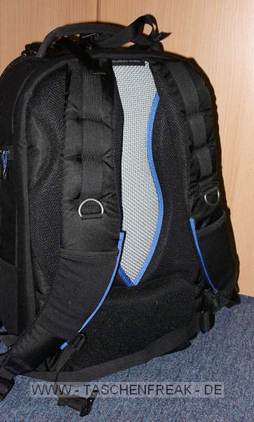 THINK TANK PHOTO - STREET WALKER HARDDRIVE\n\nFoto und Text von Jrg Langer - www.taschenfreak.de\n\nKommentar:\n\nHallo Zusammen,\n\nder neue StreetWalker Hard Drive von den Taschenmachern aus USA ist mein neuer Begleiter geworden. Schon nach wenigen Tagen habe ich Ihn fest in mein groes Taschenherz geschlossen :-).\n\nEr lste bei uns den Lowepro Mini Trekker AW und Lowepro CompuTrekker AW ab.\n\nEr ist in Etwa vergleichweise grpo in den Auenmaen - nur etwas tifer - aber innen ein wahres Packwunder. Auch das Tragegestelle ist deutlich besser als bei den beiden anderen genannten.\n\nWir verstauen darin zwei komplette DSLRs mit groen Objektiven und alles was an Zubehr so "mit muss". Auch die Stativhalterung ist sehr gelungen und in der Praxis super einsetzbar und das egal ob man ein kleines Reisestativ wie das Travel Angel aus dem Hause benro einsetzt oder ein greres und lngeres wie in unserem Falle das Quadro Pod aus dem Hause Novoflex.\n\nIch denke die Bilder zeigen gut die Vielfalt und die Nutzbarkeit dieses Begleiters.\n\nIn wenigen Wochen werde ich diesen Im Flieger nach Dubai testen und sicher einen intensiveren Eindruck vermitteln knnen.\n\nBis dahin - erstmal Prdikat "Taschenfreak empfiehlt als einen der fnf besten Taschen"!\n\nEuer Jrg