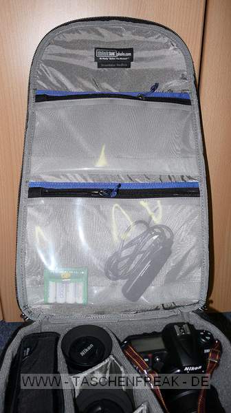 THINK TANK PHOTO - STREET WALKER HARDDRIVE\n\nFoto und Text von Jrg Langer - www.taschenfreak.de\n\nKommentar:\n\nHallo Zusammen,\n\nder neue StreetWalker Hard Drive von den Taschenmachern aus USA ist mein neuer Begleiter geworden. Schon nach wenigen Tagen habe ich Ihn fest in mein groes Taschenherz geschlossen :-).\n\nEr lste bei uns den Lowepro Mini Trekker AW und Lowepro CompuTrekker AW ab.\n\nEr ist in Etwa vergleichweise grpo in den Auenmaen - nur etwas tifer - aber innen ein wahres Packwunder. Auch das Tragegestelle ist deutlich besser als bei den beiden anderen genannten.\n\nWir verstauen darin zwei komplette DSLRs mit groen Objektiven und alles was an Zubehr so "mit muss". Auch die Stativhalterung ist sehr gelungen und in der Praxis super einsetzbar und das egal ob man ein kleines Reisestativ wie das Travel Angel aus dem Hause benro einsetzt oder ein greres und lngeres wie in unserem Falle das Quadro Pod aus dem Hause Novoflex.\n\nIch denke die Bilder zeigen gut die Vielfalt und die Nutzbarkeit dieses Begleiters.\n\nIn wenigen Wochen werde ich diesen Im Flieger nach Dubai testen und sicher einen intensiveren Eindruck vermitteln knnen.\n\nBis dahin - erstmal Prdikat "Taschenfreak empfiehlt als einen der fnf besten Taschen"!\n\nEuer Jrg