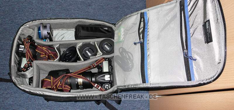 THINK TANK PHOTO - STREET WALKER HARDDRIVE\n\nFoto und Text von Jrg Langer - www.taschenfreak.de\n\nKommentar:\n\nHallo Zusammen,\n\nder neue StreetWalker Hard Drive von den Taschenmachern aus USA ist mein neuer Begleiter geworden. Schon nach wenigen Tagen habe ich Ihn fest in mein groes Taschenherz geschlossen :-).\n\nEr lste bei uns den Lowepro Mini Trekker AW und Lowepro CompuTrekker AW ab.\n\nEr ist in Etwa vergleichweise grpo in den Auenmaen - nur etwas tifer - aber innen ein wahres Packwunder. Auch das Tragegestelle ist deutlich besser als bei den beiden anderen genannten.\n\nWir verstauen darin zwei komplette DSLRs mit groen Objektiven und alles was an Zubehr so "mit muss". Auch die Stativhalterung ist sehr gelungen und in der Praxis super einsetzbar und das egal ob man ein kleines Reisestativ wie das Travel Angel aus dem Hause benro einsetzt oder ein greres und lngeres wie in unserem Falle das Quadro Pod aus dem Hause Novoflex.\n\nIch denke die Bilder zeigen gut die Vielfalt und die Nutzbarkeit dieses Begleiters.\n\nIn wenigen Wochen werde ich diesen Im Flieger nach Dubai testen und sicher einen intensiveren Eindruck vermitteln knnen.\n\nBis dahin - erstmal Prdikat "Taschenfreak empfiehlt als einen der fnf besten Taschen"!\n\nEuer Jrg