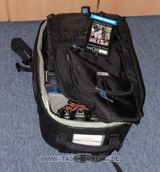 THINK TANK PHOTO - STREET WALKER HARDDRIVE\n\nFoto und Text von Jrg Langer - www.taschenfreak.de\n\nKommentar:\n\nHallo Zusammen,\n\nder neue StreetWalker Hard Drive von den Taschenmachern aus USA ist mein neuer Begleiter geworden. Schon nach wenigen Tagen habe ich Ihn fest in mein groes Taschenherz geschlossen :-).\n\nEr lste bei uns den Lowepro Mini Trekker AW und Lowepro CompuTrekker AW ab.\n\nEr ist in Etwa vergleichweise grpo in den Auenmaen - nur etwas tifer - aber innen ein wahres Packwunder. Auch das Tragegestelle ist deutlich besser als bei den beiden anderen genannten.\n\nWir verstauen darin zwei komplette DSLRs mit groen Objektiven und alles was an Zubehr so "mit muss". Auch die Stativhalterung ist sehr gelungen und in der Praxis super einsetzbar und das egal ob man ein kleines Reisestativ wie das Travel Angel aus dem Hause benro einsetzt oder ein greres und lngeres wie in unserem Falle das Quadro Pod aus dem Hause Novoflex.\n\nIch denke die Bilder zeigen gut die Vielfalt und die Nutzbarkeit dieses Begleiters.\n\nIn wenigen Wochen werde ich diesen Im Flieger nach Dubai testen und sicher einen intensiveren Eindruck vermitteln knnen.\n\nBis dahin - erstmal Prdikat "Taschenfreak empfiehlt als einen der fnf besten Taschen"!\n\nEuer Jrg