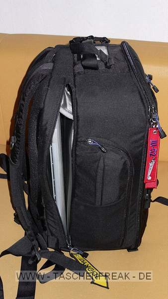 THINK TANK PHOTO - STREET WALKER HARDDRIVE\n\nFoto und Text von Jrg Langer - www.taschenfreak.de\n\nKommentar:\n\nHallo Zusammen,\n\nder neue StreetWalker Hard Drive von den Taschenmachern aus USA ist mein neuer Begleiter geworden. Schon nach wenigen Tagen habe ich Ihn fest in mein groes Taschenherz geschlossen :-).\n\nEr lste bei uns den Lowepro Mini Trekker AW und Lowepro CompuTrekker AW ab.\n\nEr ist in Etwa vergleichweise grpo in den Auenmaen - nur etwas tifer - aber innen ein wahres Packwunder. Auch das Tragegestelle ist deutlich besser als bei den beiden anderen genannten.\n\nWir verstauen darin zwei komplette DSLRs mit groen Objektiven und alles was an Zubehr so "mit muss". Auch die Stativhalterung ist sehr gelungen und in der Praxis super einsetzbar und das egal ob man ein kleines Reisestativ wie das Travel Angel aus dem Hause benro einsetzt oder ein greres und lngeres wie in unserem Falle das Quadro Pod aus dem Hause Novoflex.\n\nIch denke die Bilder zeigen gut die Vielfalt und die Nutzbarkeit dieses Begleiters.\n\nIn wenigen Wochen werde ich diesen Im Flieger nach Dubai testen und sicher einen intensiveren Eindruck vermitteln knnen.\n\nBis dahin - erstmal Prdikat "Taschenfreak empfiehlt als einen der fnf besten Taschen"!\n\nEuer Jrg