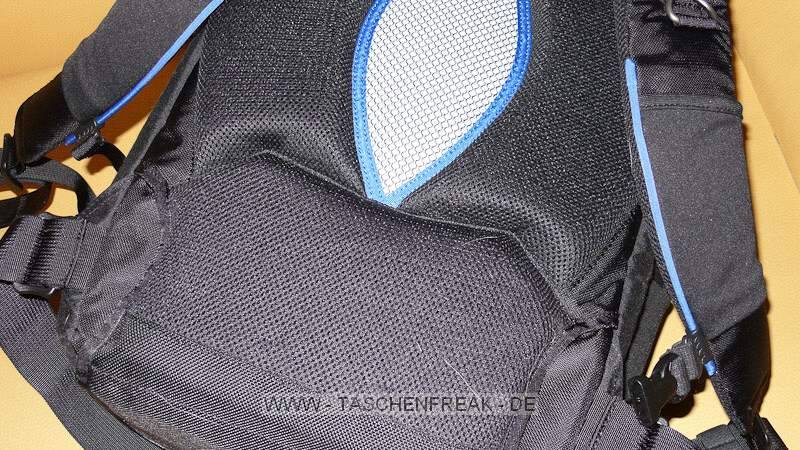 THINK TANK PHOTO - STREET WALKER HARDDRIVE\n\nFoto und Text von Jrg Langer - www.taschenfreak.de\n\nKommentar:\n\nHallo Zusammen,\n\nder neue StreetWalker Hard Drive von den Taschenmachern aus USA ist mein neuer Begleiter geworden. Schon nach wenigen Tagen habe ich Ihn fest in mein groes Taschenherz geschlossen :-).\n\nEr lste bei uns den Lowepro Mini Trekker AW und Lowepro CompuTrekker AW ab.\n\nEr ist in Etwa vergleichweise grpo in den Auenmaen - nur etwas tifer - aber innen ein wahres Packwunder. Auch das Tragegestelle ist deutlich besser als bei den beiden anderen genannten.\n\nWir verstauen darin zwei komplette DSLRs mit groen Objektiven und alles was an Zubehr so "mit muss". Auch die Stativhalterung ist sehr gelungen und in der Praxis super einsetzbar und das egal ob man ein kleines Reisestativ wie das Travel Angel aus dem Hause benro einsetzt oder ein greres und lngeres wie in unserem Falle das Quadro Pod aus dem Hause Novoflex.\n\nIch denke die Bilder zeigen gut die Vielfalt und die Nutzbarkeit dieses Begleiters.\n\nIn wenigen Wochen werde ich diesen Im Flieger nach Dubai testen und sicher einen intensiveren Eindruck vermitteln knnen.\n\nBis dahin - erstmal Prdikat "Taschenfreak empfiehlt als einen der fnf besten Taschen"!\n\nEuer Jrg
