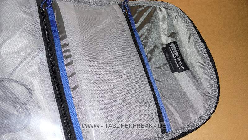 THINK TANK PHOTO - STREET WALKER HARDDRIVE\n\nFoto und Text von Jörg Langer - www.taschenfreak.de\n\nKommentar:\n\nHallo Zusammen,\n\nder neue StreetWalker Hard Drive von den Taschenmachern aus USA ist mein neuer Begleiter geworden. Schon nach wenigen Tagen habe ich Ihn fest in mein großes Taschenherz geschlossen :-).\n\nEr löste bei uns den Lowepro Mini Trekker AW und Lowepro CompuTrekker AW ab.\n\nEr ist in Etwa vergleichweise grpoß in den Außenmaßen - nur etwas tifer - aber innen ein wahres Packwunder. Auch das Tragegestelle ist deutlich besser als bei den beiden anderen genannten.\n\nWir verstauen darin zwei komplette DSLRs mit großen Objektiven und alles was an Zubehör so "mit muss". Auch die Stativhalterung ist sehr gelungen und in der Praxis super einsetzbar und das egal ob man ein kleines Reisestativ wie das Travel Angel aus dem Hause benro einsetzt oder ein größeres und längeres wie in unserem Falle das Quadro Pod aus dem Hause Novoflex.\n\nIch denke die Bilder zeigen gut die Vielfalt und die Nutzbarkeit dieses Begleiters.\n\nIn wenigen Wochen werde ich diesen Im Flieger nach Dubai testen und sicher einen intensiveren Eindruck vermitteln können.\n\nBis dahin - erstmal Prädikat "Taschenfreak empfiehlt als einen der fünf besten Taschen"!\n\nEuer Jörg