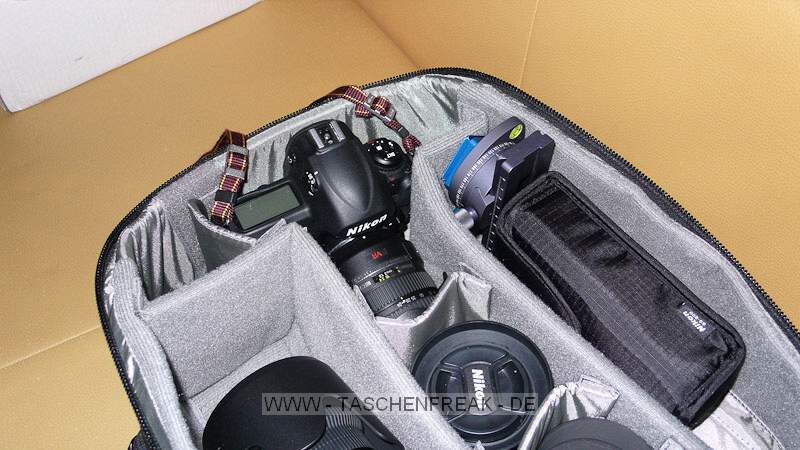 THINK TANK PHOTO - STREET WALKER HARDDRIVE\n\nFoto und Text von Jrg Langer - www.taschenfreak.de\n\nKommentar:\n\nHallo Zusammen,\n\nder neue StreetWalker Hard Drive von den Taschenmachern aus USA ist mein neuer Begleiter geworden. Schon nach wenigen Tagen habe ich Ihn fest in mein groes Taschenherz geschlossen :-).\n\nEr lste bei uns den Lowepro Mini Trekker AW und Lowepro CompuTrekker AW ab.\n\nEr ist in Etwa vergleichweise grpo in den Auenmaen - nur etwas tifer - aber innen ein wahres Packwunder. Auch das Tragegestelle ist deutlich besser als bei den beiden anderen genannten.\n\nWir verstauen darin zwei komplette DSLRs mit groen Objektiven und alles was an Zubehr so "mit muss". Auch die Stativhalterung ist sehr gelungen und in der Praxis super einsetzbar und das egal ob man ein kleines Reisestativ wie das Travel Angel aus dem Hause benro einsetzt oder ein greres und lngeres wie in unserem Falle das Quadro Pod aus dem Hause Novoflex.\n\nIch denke die Bilder zeigen gut die Vielfalt und die Nutzbarkeit dieses Begleiters.\n\nIn wenigen Wochen werde ich diesen Im Flieger nach Dubai testen und sicher einen intensiveren Eindruck vermitteln knnen.\n\nBis dahin - erstmal Prdikat "Taschenfreak empfiehlt als einen der fnf besten Taschen"!\n\nEuer Jrg