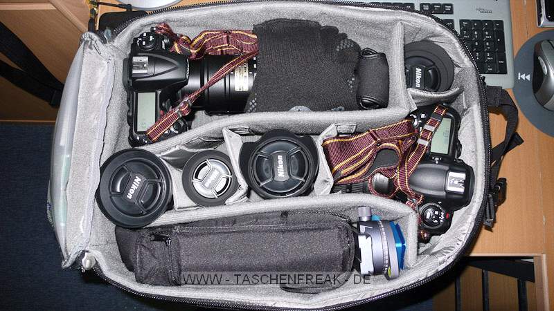 THINK TANK PHOTO - STREET WALKER HARDDRIVE\n\nFoto und Text von Jrg Langer - www.taschenfreak.de\n\nKommentar:\n\nHallo Zusammen,\n\nder neue StreetWalker Hard Drive von den Taschenmachern aus USA ist mein neuer Begleiter geworden. Schon nach wenigen Tagen habe ich Ihn fest in mein groes Taschenherz geschlossen :-).\n\nEr lste bei uns den Lowepro Mini Trekker AW und Lowepro CompuTrekker AW ab.\n\nEr ist in Etwa vergleichweise grpo in den Auenmaen - nur etwas tifer - aber innen ein wahres Packwunder. Auch das Tragegestelle ist deutlich besser als bei den beiden anderen genannten.\n\nWir verstauen darin zwei komplette DSLRs mit groen Objektiven und alles was an Zubehr so "mit muss". Auch die Stativhalterung ist sehr gelungen und in der Praxis super einsetzbar und das egal ob man ein kleines Reisestativ wie das Travel Angel aus dem Hause benro einsetzt oder ein greres und lngeres wie in unserem Falle das Quadro Pod aus dem Hause Novoflex.\n\nIch denke die Bilder zeigen gut die Vielfalt und die Nutzbarkeit dieses Begleiters.\n\nIn wenigen Wochen werde ich diesen Im Flieger nach Dubai testen und sicher einen intensiveren Eindruck vermitteln knnen.\n\nBis dahin - erstmal Prdikat "Taschenfreak empfiehlt als einen der fnf besten Taschen"!\n\nEuer Jrg