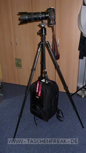 THINK TANK PHOTO - STREET WALKER HARDDRIVE\n\nFoto und Text von Jrg Langer - www.taschenfreak.de\n\nKommentar:\n\nHallo Zusammen,\n\nder neue StreetWalker Hard Drive von den Taschenmachern aus USA ist mein neuer Begleiter geworden. Schon nach wenigen Tagen habe ich Ihn fest in mein groes Taschenherz geschlossen :-).\n\nEr lste bei uns den Lowepro Mini Trekker AW und Lowepro CompuTrekker AW ab.\n\nEr ist in Etwa vergleichweise grpo in den Auenmaen - nur etwas tifer - aber innen ein wahres Packwunder. Auch das Tragegestelle ist deutlich besser als bei den beiden anderen genannten.\n\nWir verstauen darin zwei komplette DSLRs mit groen Objektiven und alles was an Zubehr so "mit muss". Auch die Stativhalterung ist sehr gelungen und in der Praxis super einsetzbar und das egal ob man ein kleines Reisestativ wie das Travel Angel aus dem Hause benro einsetzt oder ein greres und lngeres wie in unserem Falle das Quadro Pod aus dem Hause Novoflex.\n\nIch denke die Bilder zeigen gut die Vielfalt und die Nutzbarkeit dieses Begleiters.\n\nIn wenigen Wochen werde ich diesen Im Flieger nach Dubai testen und sicher einen intensiveren Eindruck vermitteln knnen.\n\nBis dahin - erstmal Prdikat "Taschenfreak empfiehlt als einen der fnf besten Taschen"!\n\nEuer Jrg