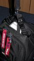 THINK TANK PHOTO - STREET WALKER HARDDRIVE\n\nFoto und Text von Jrg Langer - www.taschenfreak.de\n\nKommentar:\n\nHallo Zusammen,\n\nder neue StreetWalker Hard Drive von den Taschenmachern aus USA ist mein neuer Begleiter geworden. Schon nach wenigen Tagen habe ich Ihn fest in mein groes Taschenherz geschlossen :-).\n\nEr lste bei uns den Lowepro Mini Trekker AW und Lowepro CompuTrekker AW ab.\n\nEr ist in Etwa vergleichweise grpo in den Auenmaen - nur etwas tifer - aber innen ein wahres Packwunder. Auch das Tragegestelle ist deutlich besser als bei den beiden anderen genannten.\n\nWir verstauen darin zwei komplette DSLRs mit groen Objektiven und alles was an Zubehr so "mit muss". Auch die Stativhalterung ist sehr gelungen und in der Praxis super einsetzbar und das egal ob man ein kleines Reisestativ wie das Travel Angel aus dem Hause benro einsetzt oder ein greres und lngeres wie in unserem Falle das Quadro Pod aus dem Hause Novoflex.\n\nIch denke die Bilder zeigen gut die Vielfalt und die Nutzbarkeit dieses Begleiters.\n\nIn wenigen Wochen werde ich diesen Im Flieger nach Dubai testen und sicher einen intensiveren Eindruck vermitteln knnen.\n\nBis dahin - erstmal Prdikat "Taschenfreak empfiehlt als einen der fnf besten Taschen"!\n\nEuer Jrg