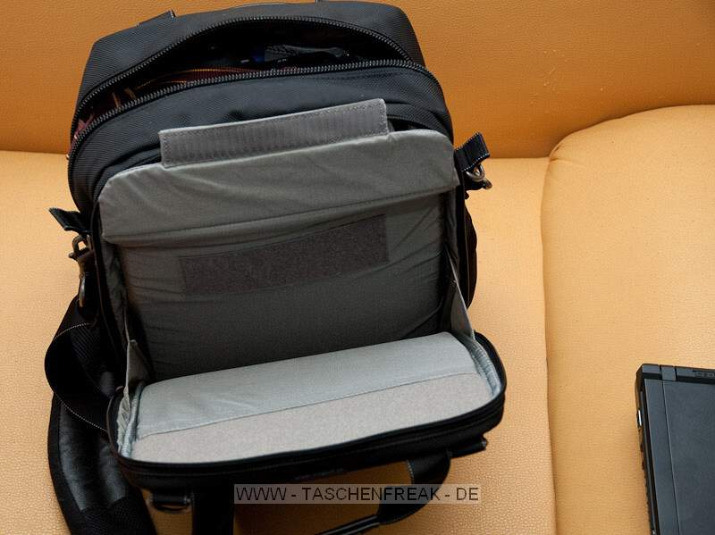 THINK TANK PHOTO - URBAN DISGUISE 35\n\nFoto und Kommentar von Jörg Langer - www.taschenfreak.de\n\nKommentar:\n\nDie Urban Disguise 35 ist eine Tasche die man von außen vielleicht als langweilig und von der Form her ungewöhnlich bezeichnen könnte. Etwas höher als breit und einfach nur "schwarz".\n\nInnen und in den Details hat es die UD35 aber ganz dicke hinter den Ohren wie man so schön sagt. Sie ist ein wahres Packwunder.\n\nWir verstauen darin:\nNikon D3 mit angesetztem 70-200 und umgedrehter Geli\nNikon 20 2.8\nNikon 35 2.0\nNikon 85 1.8\nNikon SB-900\nNotebook (Fujitsu Siemens P7230)\nJede Menge Akkus, Speicher Stativplattenfuß und Putztücher\nIn den Außentaschen: Handschuhe und GPS und Handy\n\nDas alles packt so manscher in einen großen auffälligen Fotorucksack - was hier in eine "kleine" Think Tank Tasche passt.\n\nDer Umhängegurt ist extrem gut geplostert aber dennoch nicht so "Fest und Starr" wie die von Crumpler und sehr bequem zu tragen.\n\nEine Regenschutzhülle ist auch im Lieferumfang, ebenso wie ausreichende Inneneinteilungen.\n\nDas optionale Shoulder Harness macht diese sehr praktische Tasche zum "Backpack" und lässt sich damit sehr bequem auf dem Rücken tragen.\n\nDie UD35 ist eine der wenigen "kleinen" oder "kleineren" Tasschen in denen man ein kleines Notebook und eine Profi DSLR (oder eine normale DSLR mit Batteriegriff) mit einem angesetztem (großem) 70-200 2.8 transportieren kann.\n\nFazit: KAUFEMPFEHLUNG - ist jeden Cent wert!!!\n\nEuer Jörg
