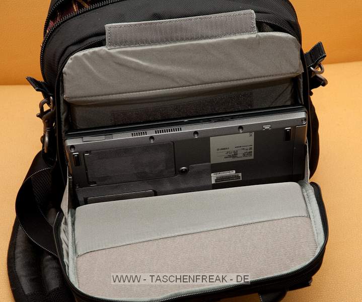 THINK TANK PHOTO - URBAN DISGUISE 35\n\nFoto und Kommentar von Jrg Langer - www.taschenfreak.de\n\nKommentar:\n\nDie Urban Disguise 35 ist eine Tasche die man von auen vielleicht als langweilig und von der Form her ungewhnlich bezeichnen knnte. Etwas hher als breit und einfach nur "schwarz".\n\nInnen und in den Details hat es die UD35 aber ganz dicke hinter den Ohren wie man so schn sagt. Sie ist ein wahres Packwunder.\n\nWir verstauen darin:\nNikon D3 mit angesetztem 70-200 und umgedrehter Geli\nNikon 20 2.8\nNikon 35 2.0\nNikon 85 1.8\nNikon SB-900\nNotebook (Fujitsu Siemens P7230)\nJede Menge Akkus, Speicher Stativplattenfu und Putztcher\nIn den Auentaschen: Handschuhe und GPS und Handy\n\nDas alles packt so manscher in einen groen aufflligen Fotorucksack - was hier in eine "kleine" Think Tank Tasche passt.\n\nDer Umhngegurt ist extrem gut geplostert aber dennoch nicht so "Fest und Starr" wie die von Crumpler und sehr bequem zu tragen.\n\nEine Regenschutzhlle ist auch im Lieferumfang, ebenso wie ausreichende Inneneinteilungen.\n\nDas optionale Shoulder Harness macht diese sehr praktische Tasche zum "Backpack" und lsst sich damit sehr bequem auf dem Rcken tragen.\n\nDie UD35 ist eine der wenigen "kleinen" oder "kleineren" Tasschen in denen man ein kleines Notebook und eine Profi DSLR (oder eine normale DSLR mit Batteriegriff) mit einem angesetztem (groem) 70-200 2.8 transportieren kann.\n\nFazit: KAUFEMPFEHLUNG - ist jeden Cent wert!!!\n\nEuer Jrg