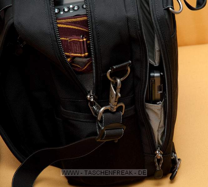 THINK TANK PHOTO - URBAN DISGUISE 35\n\nFoto und Kommentar von Jrg Langer - www.taschenfreak.de\n\nKommentar:\n\nDie Urban Disguise 35 ist eine Tasche die man von auen vielleicht als langweilig und von der Form her ungewhnlich bezeichnen knnte. Etwas hher als breit und einfach nur "schwarz".\n\nInnen und in den Details hat es die UD35 aber ganz dicke hinter den Ohren wie man so schn sagt. Sie ist ein wahres Packwunder.\n\nWir verstauen darin:\nNikon D3 mit angesetztem 70-200 und umgedrehter Geli\nNikon 20 2.8\nNikon 35 2.0\nNikon 85 1.8\nNikon SB-900\nNotebook (Fujitsu Siemens P7230)\nJede Menge Akkus, Speicher Stativplattenfu und Putztcher\nIn den Auentaschen: Handschuhe und GPS und Handy\n\nDas alles packt so manscher in einen groen aufflligen Fotorucksack - was hier in eine "kleine" Think Tank Tasche passt.\n\nDer Umhngegurt ist extrem gut geplostert aber dennoch nicht so "Fest und Starr" wie die von Crumpler und sehr bequem zu tragen.\n\nEine Regenschutzhlle ist auch im Lieferumfang, ebenso wie ausreichende Inneneinteilungen.\n\nDas optionale Shoulder Harness macht diese sehr praktische Tasche zum "Backpack" und lsst sich damit sehr bequem auf dem Rcken tragen.\n\nDie UD35 ist eine der wenigen "kleinen" oder "kleineren" Tasschen in denen man ein kleines Notebook und eine Profi DSLR (oder eine normale DSLR mit Batteriegriff) mit einem angesetztem (groem) 70-200 2.8 transportieren kann.\n\nFazit: KAUFEMPFEHLUNG - ist jeden Cent wert!!!\n\nEuer Jrg