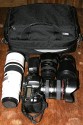 THINK TANK PHOTO - URBAN DISGUISE 40\n\nFoto von Gerd Wiechers - VIELEN DANK!\n\nKommentar des Nutzers:\n\nHi Jrg,\n\nich habe da mal wieder ein paar neue Taschenfotos fr Deine Freak-Seite.\nNachdem ich mit der riesigen Thinktank Urban Disguise 60 nicht zurechtgekommen bin (es passte alles prima rein, dann war es aber UNTRAGBAR SCHWER), habe ich mir jetzt die Urban Disguise 40 bei Isarfoto bestellt.\nGeliefert wurde innerhalb von 36 Stunden!\n\nJetzt habe ich endlich die Tasche fr den Stadtausflug oder die Fahrradtour gefunden!!!!\nEs passt das "kleine Besteck" hinein, bestehend aus:\nCanon EOS 5D mit angesetzem 24-105/4L IS inkl. Geli\n17-40/4L\n135/2L\n300/4L IS mit angesetztem 1.4er Konverter\nBlitz 220EX\nGanz viel Kleinkram in den Seitentaschen\nDort wrden auch locker noch ein zweites Gehuse und der 580EX unterkommen\nWenn es dann der Nachtausflug werden soll, kann das 300er rausfliegen und gibt Platz frei fr das 35/1.4L und das 85/1.8.\nDie Tasche ist wunderbar tief, soda man das 300er mit angeflanschtem 1.4er Konverter aufrecht hineinstellen kann.\nDaneben kommen dann der Blitz, das 17-40er und das 135er, alle gut mit dnnen Polsterstreifen getrennt.\nDarberlege ich ein groes Polsterstck, dass ich nur an einer Seite mit dem Klettverschluss fixiere. Auf diese Weise habe ich eine Art Klappe nach unten, wenn die Kamera drauen ist und ich die Objektive brauche.\nSehr angenehm ist die Tatsache, dass die Tasche nur gut 11cm tief ist. Sie bleibt damit beim Tragen kanz nach am Krper und steht nicht tierisch ab wie z.B. die Lowepro Taschen, denen gleichzeitig diese Tiefe fehlt.\n \nIch denke die Fotos zeigen das Beschriebene ganz gut.\n \nlg\nGerd
