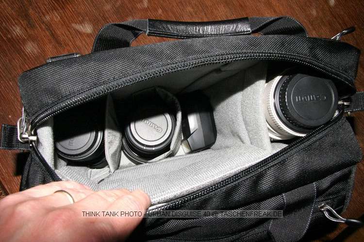 THINK TANK PHOTO - URBAN DISGUISE 40\n\nFoto von Gerd Wiechers - VIELEN DANK!\n\nKommentar des Nutzers:\n\nHi Jörg,\n\nich habe da mal wieder ein paar neue Taschenfotos für Deine Freak-Seite.\nNachdem ich mit der riesigen Thinktank Urban Disguise 60 nicht zurechtgekommen bin (es passte alles prima rein, dann war es aber UNTRAGBAR SCHWER), habe ich mir jetzt die Urban Disguise 40 bei Isarfoto bestellt.\nGeliefert wurde innerhalb von 36 Stunden!\n\nJetzt habe ich endlich die Tasche für den Stadtausflug oder die Fahrradtour gefunden!!!!\nEs passt das "kleine Besteck" hinein, bestehend aus:\nCanon EOS 5D mit angesetzem 24-105/4L IS inkl. Geli\n17-40/4L\n135/2L\n300/4L IS mit angesetztem 1.4er Konverter\nBlitz 220EX\nGanz viel Kleinkram in den Seitentaschen\nDort würden auch locker noch ein zweites Gehäuse und der 580EX unterkommen\nWenn es dann der Nachtausflug werden soll, kann das 300er rausfliegen und gibt Platz frei für das 35/1.4L und das 85/1.8.\nDie Tasche ist wunderbar tief, sodaß man das 300er mit angeflanschtem 1.4er Konverter aufrecht hineinstellen kann.\nDaneben kommen dann der Blitz, das 17-40er und das 135er, alle gut mit dünnen Polsterstreifen getrennt.\nDarüberlege ich ein großes Polsterstück, dass ich nur an einer Seite mit dem Klettverschluss fixiere. Auf diese Weise habe ich eine Art Klappe nach unten, wenn die Kamera draußen ist und ich die Objektive brauche.\nSehr angenehm ist die Tatsache, dass die Tasche nur gut 11cm tief ist. Sie bleibt damit beim Tragen kanz nach am Körper und steht nicht tierisch ab wie z.B. die Lowepro Taschen, denen gleichzeitig diese Tiefe fehlt.\n \nIch denke die Fotos zeigen das Beschriebene ganz gut.\n \nlg\nGerd