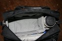 THINK TANK PHOTO - URBAN DISGUISE 40\n\nFoto von Gerd Wiechers - VIELEN DANK!\n\nKommentar des Nutzers:\n\nHi Jrg,\n\nich habe da mal wieder ein paar neue Taschenfotos fr Deine Freak-Seite.\nNachdem ich mit der riesigen Thinktank Urban Disguise 60 nicht zurechtgekommen bin (es passte alles prima rein, dann war es aber UNTRAGBAR SCHWER), habe ich mir jetzt die Urban Disguise 40 bei Isarfoto bestellt.\nGeliefert wurde innerhalb von 36 Stunden!\n\nJetzt habe ich endlich die Tasche fr den Stadtausflug oder die Fahrradtour gefunden!!!!\nEs passt das "kleine Besteck" hinein, bestehend aus:\nCanon EOS 5D mit angesetzem 24-105/4L IS inkl. Geli\n17-40/4L\n135/2L\n300/4L IS mit angesetztem 1.4er Konverter\nBlitz 220EX\nGanz viel Kleinkram in den Seitentaschen\nDort wrden auch locker noch ein zweites Gehuse und der 580EX unterkommen\nWenn es dann der Nachtausflug werden soll, kann das 300er rausfliegen und gibt Platz frei fr das 35/1.4L und das 85/1.8.\nDie Tasche ist wunderbar tief, soda man das 300er mit angeflanschtem 1.4er Konverter aufrecht hineinstellen kann.\nDaneben kommen dann der Blitz, das 17-40er und das 135er, alle gut mit dnnen Polsterstreifen getrennt.\nDarberlege ich ein groes Polsterstck, dass ich nur an einer Seite mit dem Klettverschluss fixiere. Auf diese Weise habe ich eine Art Klappe nach unten, wenn die Kamera drauen ist und ich die Objektive brauche.\nSehr angenehm ist die Tatsache, dass die Tasche nur gut 11cm tief ist. Sie bleibt damit beim Tragen kanz nach am Krper und steht nicht tierisch ab wie z.B. die Lowepro Taschen, denen gleichzeitig diese Tiefe fehlt.\n \nIch denke die Fotos zeigen das Beschriebene ganz gut.\n \nlg\nGerd
