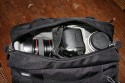 THINK TANK PHOTO - URBAN DISGUISE 40\n\nFoto von Gerd Wiechers - VIELEN DANK!\n\nKommentar des Nutzers:\n\nHi Jrg,\n\nich habe da mal wieder ein paar neue Taschenfotos fr Deine Freak-Seite.\nNachdem ich mit der riesigen Thinktank Urban Disguise 60 nicht zurechtgekommen bin (es passte alles prima rein, dann war es aber UNTRAGBAR SCHWER), habe ich mir jetzt die Urban Disguise 40 bei Isarfoto bestellt.\nGeliefert wurde innerhalb von 36 Stunden!\n\nJetzt habe ich endlich die Tasche fr den Stadtausflug oder die Fahrradtour gefunden!!!!\nEs passt das "kleine Besteck" hinein, bestehend aus:\nCanon EOS 5D mit angesetzem 24-105/4L IS inkl. Geli\n17-40/4L\n135/2L\n300/4L IS mit angesetztem 1.4er Konverter\nBlitz 220EX\nGanz viel Kleinkram in den Seitentaschen\nDort wrden auch locker noch ein zweites Gehuse und der 580EX unterkommen\nWenn es dann der Nachtausflug werden soll, kann das 300er rausfliegen und gibt Platz frei fr das 35/1.4L und das 85/1.8.\nDie Tasche ist wunderbar tief, soda man das 300er mit angeflanschtem 1.4er Konverter aufrecht hineinstellen kann.\nDaneben kommen dann der Blitz, das 17-40er und das 135er, alle gut mit dnnen Polsterstreifen getrennt.\nDarberlege ich ein groes Polsterstck, dass ich nur an einer Seite mit dem Klettverschluss fixiere. Auf diese Weise habe ich eine Art Klappe nach unten, wenn die Kamera drauen ist und ich die Objektive brauche.\nSehr angenehm ist die Tatsache, dass die Tasche nur gut 11cm tief ist. Sie bleibt damit beim Tragen kanz nach am Krper und steht nicht tierisch ab wie z.B. die Lowepro Taschen, denen gleichzeitig diese Tiefe fehlt.\n \nIch denke die Fotos zeigen das Beschriebene ganz gut.\n \nlg\nGerd