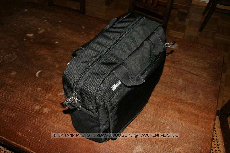 THINK TANK PHOTO - URBAN DISGUISE 40\n\nFoto von Gerd Wiechers - VIELEN DANK!\n\nKommentar des Nutzers:\n\nHi Jörg,\n\nich habe da mal wieder ein paar neue Taschenfotos für Deine Freak-Seite.\nNachdem ich mit der riesigen Thinktank Urban Disguise 60 nicht zurechtgekommen bin (es passte alles prima rein, dann war es aber UNTRAGBAR SCHWER), habe ich mir jetzt die Urban Disguise 40 bei Isarfoto bestellt.\nGeliefert wurde innerhalb von 36 Stunden!\n\nJetzt habe ich endlich die Tasche für den Stadtausflug oder die Fahrradtour gefunden!!!!\nEs passt das "kleine Besteck" hinein, bestehend aus:\nCanon EOS 5D mit angesetzem 24-105/4L IS inkl. Geli\n17-40/4L\n135/2L\n300/4L IS mit angesetztem 1.4er Konverter\nBlitz 220EX\nGanz viel Kleinkram in den Seitentaschen\nDort würden auch locker noch ein zweites Gehäuse und der 580EX unterkommen\nWenn es dann der Nachtausflug werden soll, kann das 300er rausfliegen und gibt Platz frei für das 35/1.4L und das 85/1.8.\nDie Tasche ist wunderbar tief, sodaß man das 300er mit angeflanschtem 1.4er Konverter aufrecht hineinstellen kann.\nDaneben kommen dann der Blitz, das 17-40er und das 135er, alle gut mit dünnen Polsterstreifen getrennt.\nDarüberlege ich ein großes Polsterstück, dass ich nur an einer Seite mit dem Klettverschluss fixiere. Auf diese Weise habe ich eine Art Klappe nach unten, wenn die Kamera draußen ist und ich die Objektive brauche.\nSehr angenehm ist die Tatsache, dass die Tasche nur gut 11cm tief ist. Sie bleibt damit beim Tragen kanz nach am Körper und steht nicht tierisch ab wie z.B. die Lowepro Taschen, denen gleichzeitig diese Tiefe fehlt.\n \nIch denke die Fotos zeigen das Beschriebene ganz gut.\n \nlg\nGerd