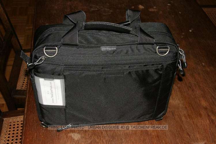THINK TANK PHOTO - URBAN DISGUISE 40\n\nFoto von Gerd Wiechers - VIELEN DANK!\n\nKommentar des Nutzers:\n\nHi Jrg,\n\nich habe da mal wieder ein paar neue Taschenfotos fr Deine Freak-Seite.\nNachdem ich mit der riesigen Thinktank Urban Disguise 60 nicht zurechtgekommen bin (es passte alles prima rein, dann war es aber UNTRAGBAR SCHWER), habe ich mir jetzt die Urban Disguise 40 bei Isarfoto bestellt.\nGeliefert wurde innerhalb von 36 Stunden!\n\nJetzt habe ich endlich die Tasche fr den Stadtausflug oder die Fahrradtour gefunden!!!!\nEs passt das "kleine Besteck" hinein, bestehend aus:\nCanon EOS 5D mit angesetzem 24-105/4L IS inkl. Geli\n17-40/4L\n135/2L\n300/4L IS mit angesetztem 1.4er Konverter\nBlitz 220EX\nGanz viel Kleinkram in den Seitentaschen\nDort wrden auch locker noch ein zweites Gehuse und der 580EX unterkommen\nWenn es dann der Nachtausflug werden soll, kann das 300er rausfliegen und gibt Platz frei fr das 35/1.4L und das 85/1.8.\nDie Tasche ist wunderbar tief, soda man das 300er mit angeflanschtem 1.4er Konverter aufrecht hineinstellen kann.\nDaneben kommen dann der Blitz, das 17-40er und das 135er, alle gut mit dnnen Polsterstreifen getrennt.\nDarberlege ich ein groes Polsterstck, dass ich nur an einer Seite mit dem Klettverschluss fixiere. Auf diese Weise habe ich eine Art Klappe nach unten, wenn die Kamera drauen ist und ich die Objektive brauche.\nSehr angenehm ist die Tatsache, dass die Tasche nur gut 11cm tief ist. Sie bleibt damit beim Tragen kanz nach am Krper und steht nicht tierisch ab wie z.B. die Lowepro Taschen, denen gleichzeitig diese Tiefe fehlt.\n \nIch denke die Fotos zeigen das Beschriebene ganz gut.\n \nlg\nGerd