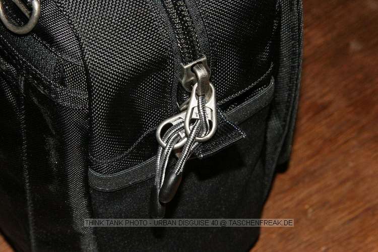 THINK TANK PHOTO - URBAN DISGUISE 40\n\nFoto von Gerd Wiechers - VIELEN DANK!\n\nKommentar des Nutzers:\n\nHi Jrg,\n\nich habe da mal wieder ein paar neue Taschenfotos fr Deine Freak-Seite.\nNachdem ich mit der riesigen Thinktank Urban Disguise 60 nicht zurechtgekommen bin (es passte alles prima rein, dann war es aber UNTRAGBAR SCHWER), habe ich mir jetzt die Urban Disguise 40 bei Isarfoto bestellt.\nGeliefert wurde innerhalb von 36 Stunden!\n\nJetzt habe ich endlich die Tasche fr den Stadtausflug oder die Fahrradtour gefunden!!!!\nEs passt das "kleine Besteck" hinein, bestehend aus:\nCanon EOS 5D mit angesetzem 24-105/4L IS inkl. Geli\n17-40/4L\n135/2L\n300/4L IS mit angesetztem 1.4er Konverter\nBlitz 220EX\nGanz viel Kleinkram in den Seitentaschen\nDort wrden auch locker noch ein zweites Gehuse und der 580EX unterkommen\nWenn es dann der Nachtausflug werden soll, kann das 300er rausfliegen und gibt Platz frei fr das 35/1.4L und das 85/1.8.\nDie Tasche ist wunderbar tief, soda man das 300er mit angeflanschtem 1.4er Konverter aufrecht hineinstellen kann.\nDaneben kommen dann der Blitz, das 17-40er und das 135er, alle gut mit dnnen Polsterstreifen getrennt.\nDarberlege ich ein groes Polsterstck, dass ich nur an einer Seite mit dem Klettverschluss fixiere. Auf diese Weise habe ich eine Art Klappe nach unten, wenn die Kamera drauen ist und ich die Objektive brauche.\nSehr angenehm ist die Tatsache, dass die Tasche nur gut 11cm tief ist. Sie bleibt damit beim Tragen kanz nach am Krper und steht nicht tierisch ab wie z.B. die Lowepro Taschen, denen gleichzeitig diese Tiefe fehlt.\n \nIch denke die Fotos zeigen das Beschriebene ganz gut.\n \nlg\nGerd