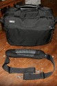 THINK TANK PHOTO - URBAN DISGUISE 40\n\nFoto von Gerd Wiechers - VIELEN DANK!\n\nKommentar des Nutzers:\n\nHi Jrg,\n\nich habe da mal wieder ein paar neue Taschenfotos fr Deine Freak-Seite.\nNachdem ich mit der riesigen Thinktank Urban Disguise 60 nicht zurechtgekommen bin (es passte alles prima rein, dann war es aber UNTRAGBAR SCHWER), habe ich mir jetzt die Urban Disguise 40 bei Isarfoto bestellt.\nGeliefert wurde innerhalb von 36 Stunden!\n\nJetzt habe ich endlich die Tasche fr den Stadtausflug oder die Fahrradtour gefunden!!!!\nEs passt das "kleine Besteck" hinein, bestehend aus:\nCanon EOS 5D mit angesetzem 24-105/4L IS inkl. Geli\n17-40/4L\n135/2L\n300/4L IS mit angesetztem 1.4er Konverter\nBlitz 220EX\nGanz viel Kleinkram in den Seitentaschen\nDort wrden auch locker noch ein zweites Gehuse und der 580EX unterkommen\nWenn es dann der Nachtausflug werden soll, kann das 300er rausfliegen und gibt Platz frei fr das 35/1.4L und das 85/1.8.\nDie Tasche ist wunderbar tief, soda man das 300er mit angeflanschtem 1.4er Konverter aufrecht hineinstellen kann.\nDaneben kommen dann der Blitz, das 17-40er und das 135er, alle gut mit dnnen Polsterstreifen getrennt.\nDarberlege ich ein groes Polsterstck, dass ich nur an einer Seite mit dem Klettverschluss fixiere. Auf diese Weise habe ich eine Art Klappe nach unten, wenn die Kamera drauen ist und ich die Objektive brauche.\nSehr angenehm ist die Tatsache, dass die Tasche nur gut 11cm tief ist. Sie bleibt damit beim Tragen kanz nach am Krper und steht nicht tierisch ab wie z.B. die Lowepro Taschen, denen gleichzeitig diese Tiefe fehlt.\n \nIch denke die Fotos zeigen das Beschriebene ganz gut.\n \nlg\nGerd