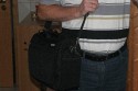 THINK TANK PHOTO - URBAN DISGUISE 40\n\nFoto von Gerd Wiechers - VIELEN DANK!\n\nKommentar des Nutzers:\n\nHi Jrg,\n\nich habe da mal wieder ein paar neue Taschenfotos fr Deine Freak-Seite.\nNachdem ich mit der riesigen Thinktank Urban Disguise 60 nicht zurechtgekommen bin (es passte alles prima rein, dann war es aber UNTRAGBAR SCHWER), habe ich mir jetzt die Urban Disguise 40 bei Isarfoto bestellt.\nGeliefert wurde innerhalb von 36 Stunden!\n\nJetzt habe ich endlich die Tasche fr den Stadtausflug oder die Fahrradtour gefunden!!!!\nEs passt das "kleine Besteck" hinein, bestehend aus:\nCanon EOS 5D mit angesetzem 24-105/4L IS inkl. Geli\n17-40/4L\n135/2L\n300/4L IS mit angesetztem 1.4er Konverter\nBlitz 220EX\nGanz viel Kleinkram in den Seitentaschen\nDort wrden auch locker noch ein zweites Gehuse und der 580EX unterkommen\nWenn es dann der Nachtausflug werden soll, kann das 300er rausfliegen und gibt Platz frei fr das 35/1.4L und das 85/1.8.\nDie Tasche ist wunderbar tief, soda man das 300er mit angeflanschtem 1.4er Konverter aufrecht hineinstellen kann.\nDaneben kommen dann der Blitz, das 17-40er und das 135er, alle gut mit dnnen Polsterstreifen getrennt.\nDarberlege ich ein groes Polsterstck, dass ich nur an einer Seite mit dem Klettverschluss fixiere. Auf diese Weise habe ich eine Art Klappe nach unten, wenn die Kamera drauen ist und ich die Objektive brauche.\nSehr angenehm ist die Tatsache, dass die Tasche nur gut 11cm tief ist. Sie bleibt damit beim Tragen kanz nach am Krper und steht nicht tierisch ab wie z.B. die Lowepro Taschen, denen gleichzeitig diese Tiefe fehlt.\n \nIch denke die Fotos zeigen das Beschriebene ganz gut.\n \nlg\nGerd