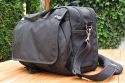 THINK TANK PHOTO - URBAN DISGUISE 50\n\nFoto und Kommentar von einem sehr netten anonymen User - VIELEN DANK!\n\nKommentar:\n\nDie Urban Disguise ist eine alltagstaugliche Phototasche, die mich auf meinem tglichen Weg zur Arbeit begleitet. Wie gewohnt sehr robustes Material und erstklassige Verarbeitung.\n\nJe nach Erfordernissen packt die Tasche:\n40D mit angesetztem EF 24-105/4, EF 200/2,8, EF 135/2, TS-E 24/3,5 und EF-S 10-22 und Extender 1,4x II plus Speedlite 430 EX und zweiten analogen Body, zustzlich Filter, Speicherkarten usw.\noder\n40D mit angesetztem EF 100/2,8 Makro USM, EF 135/2, EF 50/1,8 Mark I, Novoflex Balgen, Macro Twinlite MR-24 EX, Speedlite 430 EX sowie diverse Kleinteile\n\nZustzlich hat ein 13" oder 15" Notebook in der extra dafr vorgesehen Tasche Platz.\n\nHabe selbst nur wenige Teiler verwendet, es liegen eine ganze Menge bei. Der Tragegurt ist sehr bequem, jedoch jenseits der 10 kg wirds auch ungemtlich.