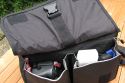 THINK TANK PHOTO - URBAN DISGUISE 50\n\nFoto und Kommentar von einem sehr netten anonymen User - VIELEN DANK!\n\nKommentar:\n\nDie Urban Disguise ist eine alltagstaugliche Phototasche, die mich auf meinem tglichen Weg zur Arbeit begleitet. Wie gewohnt sehr robustes Material und erstklassige Verarbeitung.\n\nJe nach Erfordernissen packt die Tasche:\n40D mit angesetztem EF 24-105/4, EF 200/2,8, EF 135/2, TS-E 24/3,5 und EF-S 10-22 und Extender 1,4x II plus Speedlite 430 EX und zweiten analogen Body, zustzlich Filter, Speicherkarten usw.\noder\n40D mit angesetztem EF 100/2,8 Makro USM, EF 135/2, EF 50/1,8 Mark I, Novoflex Balgen, Macro Twinlite MR-24 EX, Speedlite 430 EX sowie diverse Kleinteile\n\nZustzlich hat ein 13" oder 15" Notebook in der extra dafr vorgesehen Tasche Platz.\n\nHabe selbst nur wenige Teiler verwendet, es liegen eine ganze Menge bei. Der Tragegurt ist sehr bequem, jedoch jenseits der 10 kg wirds auch ungemtlich.