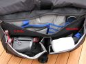 THINK TANK PHOTO - URBAN DISGUISE 50\n\nFoto und Kommentar von einem sehr netten anonymen User - VIELEN DANK!\n\nKommentar:\n\nDie Urban Disguise ist eine alltagstaugliche Phototasche, die mich auf meinem tglichen Weg zur Arbeit begleitet. Wie gewohnt sehr robustes Material und erstklassige Verarbeitung.\n\nJe nach Erfordernissen packt die Tasche:\n40D mit angesetztem EF 24-105/4, EF 200/2,8, EF 135/2, TS-E 24/3,5 und EF-S 10-22 und Extender 1,4x II plus Speedlite 430 EX und zweiten analogen Body, zustzlich Filter, Speicherkarten usw.\noder\n40D mit angesetztem EF 100/2,8 Makro USM, EF 135/2, EF 50/1,8 Mark I, Novoflex Balgen, Macro Twinlite MR-24 EX, Speedlite 430 EX sowie diverse Kleinteile\n\nZustzlich hat ein 13" oder 15" Notebook in der extra dafr vorgesehen Tasche Platz.\n\nHabe selbst nur wenige Teiler verwendet, es liegen eine ganze Menge bei. Der Tragegurt ist sehr bequem, jedoch jenseits der 10 kg wirds auch ungemtlich.
