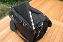 THINK TANK PHOTO - URBAN DISGUISE 50\n\nFoto und Kommentar von einem sehr netten anonymen User - VIELEN DANK!\n\nKommentar:\n\nDie Urban Disguise ist eine alltagstaugliche Phototasche, die mich auf meinem tglichen Weg zur Arbeit begleitet. Wie gewohnt sehr robustes Material und erstklassige Verarbeitung.\n\nJe nach Erfordernissen packt die Tasche:\n40D mit angesetztem EF 24-105/4, EF 200/2,8, EF 135/2, TS-E 24/3,5 und EF-S 10-22 und Extender 1,4x II plus Speedlite 430 EX und zweiten analogen Body, zustzlich Filter, Speicherkarten usw.\noder\n40D mit angesetztem EF 100/2,8 Makro USM, EF 135/2, EF 50/1,8 Mark I, Novoflex Balgen, Macro Twinlite MR-24 EX, Speedlite 430 EX sowie diverse Kleinteile\n\nZustzlich hat ein 13" oder 15" Notebook in der extra dafr vorgesehen Tasche Platz.\n\nHabe selbst nur wenige Teiler verwendet, es liegen eine ganze Menge bei. Der Tragegurt ist sehr bequem, jedoch jenseits der 10 kg wirds auch ungemtlich.