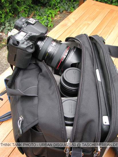 THINK TANK PHOTO - URBAN DISGUISE 50\n\nFoto und Kommentar von einem sehr netten anonymen User - VIELEN DANK!\n\nKommentar:\n\nDie Urban Disguise ist eine alltagstaugliche Phototasche, die mich auf meinem tglichen Weg zur Arbeit begleitet. Wie gewohnt sehr robustes Material und erstklassige Verarbeitung.\n\nJe nach Erfordernissen packt die Tasche:\n40D mit angesetztem EF 24-105/4, EF 200/2,8, EF 135/2, TS-E 24/3,5 und EF-S 10-22 und Extender 1,4x II plus Speedlite 430 EX und zweiten analogen Body, zustzlich Filter, Speicherkarten usw.\noder\n40D mit angesetztem EF 100/2,8 Makro USM, EF 135/2, EF 50/1,8 Mark I, Novoflex Balgen, Macro Twinlite MR-24 EX, Speedlite 430 EX sowie diverse Kleinteile\n\nZustzlich hat ein 13" oder 15" Notebook in der extra dafr vorgesehen Tasche Platz.\n\nHabe selbst nur wenige Teiler verwendet, es liegen eine ganze Menge bei. Der Tragegurt ist sehr bequem, jedoch jenseits der 10 kg wirds auch ungemtlich.