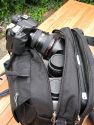 THINK TANK PHOTO - URBAN DISGUISE 50\n\nFoto und Kommentar von einem sehr netten anonymen User - VIELEN DANK!\n\nKommentar:\n\nDie Urban Disguise ist eine alltagstaugliche Phototasche, die mich auf meinem tglichen Weg zur Arbeit begleitet. Wie gewohnt sehr robustes Material und erstklassige Verarbeitung.\n\nJe nach Erfordernissen packt die Tasche:\n40D mit angesetztem EF 24-105/4, EF 200/2,8, EF 135/2, TS-E 24/3,5 und EF-S 10-22 und Extender 1,4x II plus Speedlite 430 EX und zweiten analogen Body, zustzlich Filter, Speicherkarten usw.\noder\n40D mit angesetztem EF 100/2,8 Makro USM, EF 135/2, EF 50/1,8 Mark I, Novoflex Balgen, Macro Twinlite MR-24 EX, Speedlite 430 EX sowie diverse Kleinteile\n\nZustzlich hat ein 13" oder 15" Notebook in der extra dafr vorgesehen Tasche Platz.\n\nHabe selbst nur wenige Teiler verwendet, es liegen eine ganze Menge bei. Der Tragegurt ist sehr bequem, jedoch jenseits der 10 kg wirds auch ungemtlich.